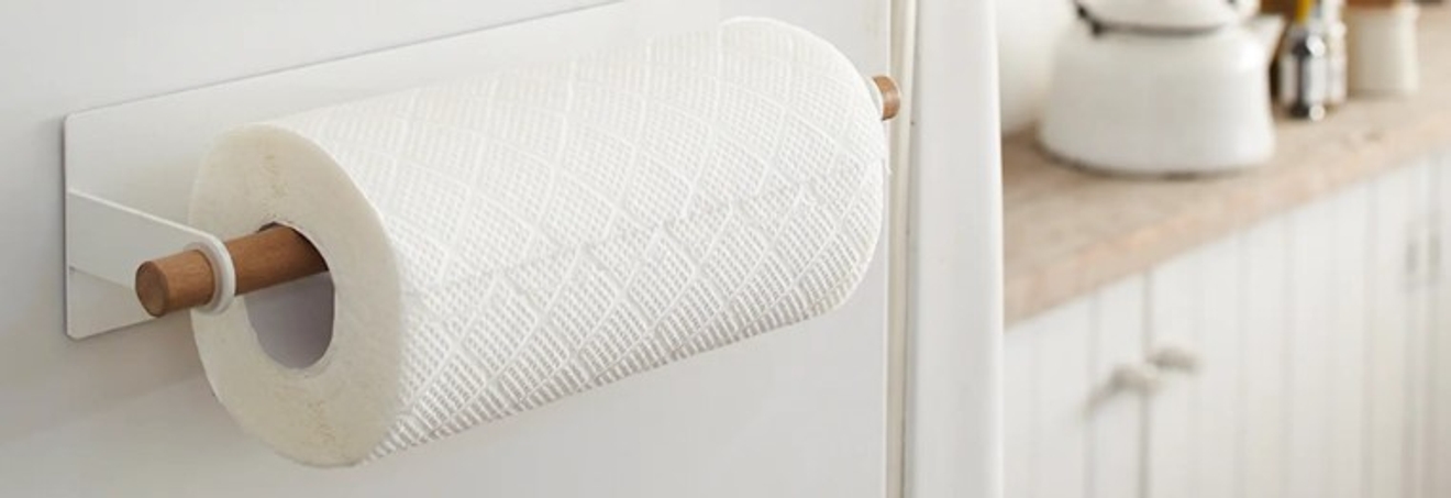 Hushållspappershållare i trä på väggen 