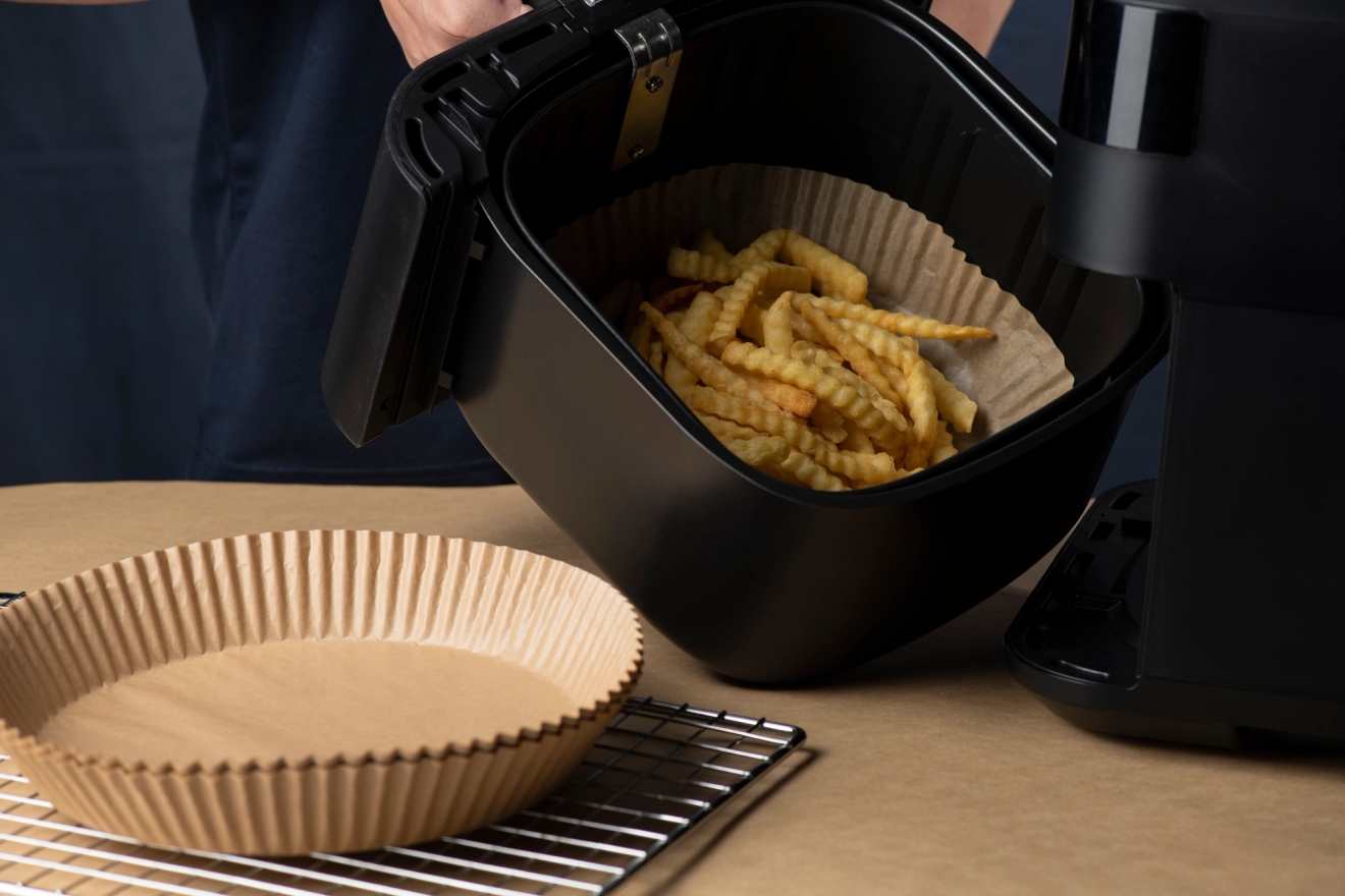 Bakplåtspapper airfryer med pommes frittes i