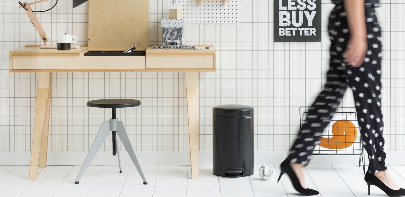 Svart papperskorg i stiligt hemmakontor med träskrivbord