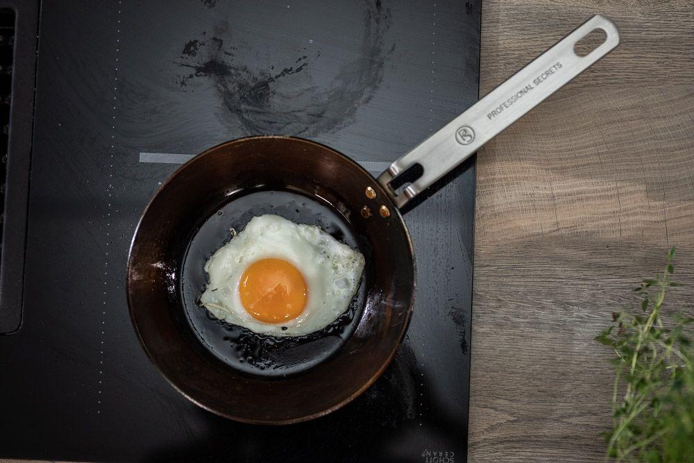 kolstålspanna med stekpt ägg i