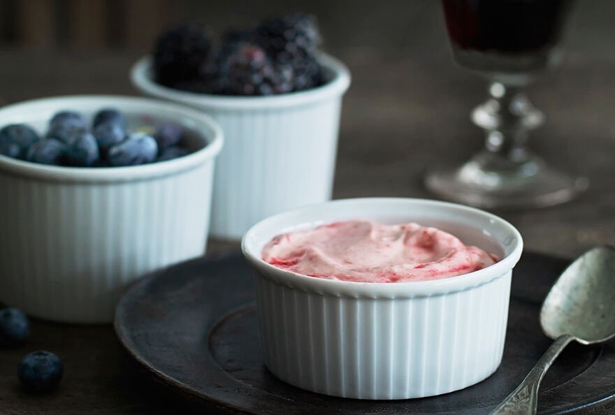 Ramekiner fra Pillivuyt med rosa dessert og blåbær i bakgrunnen