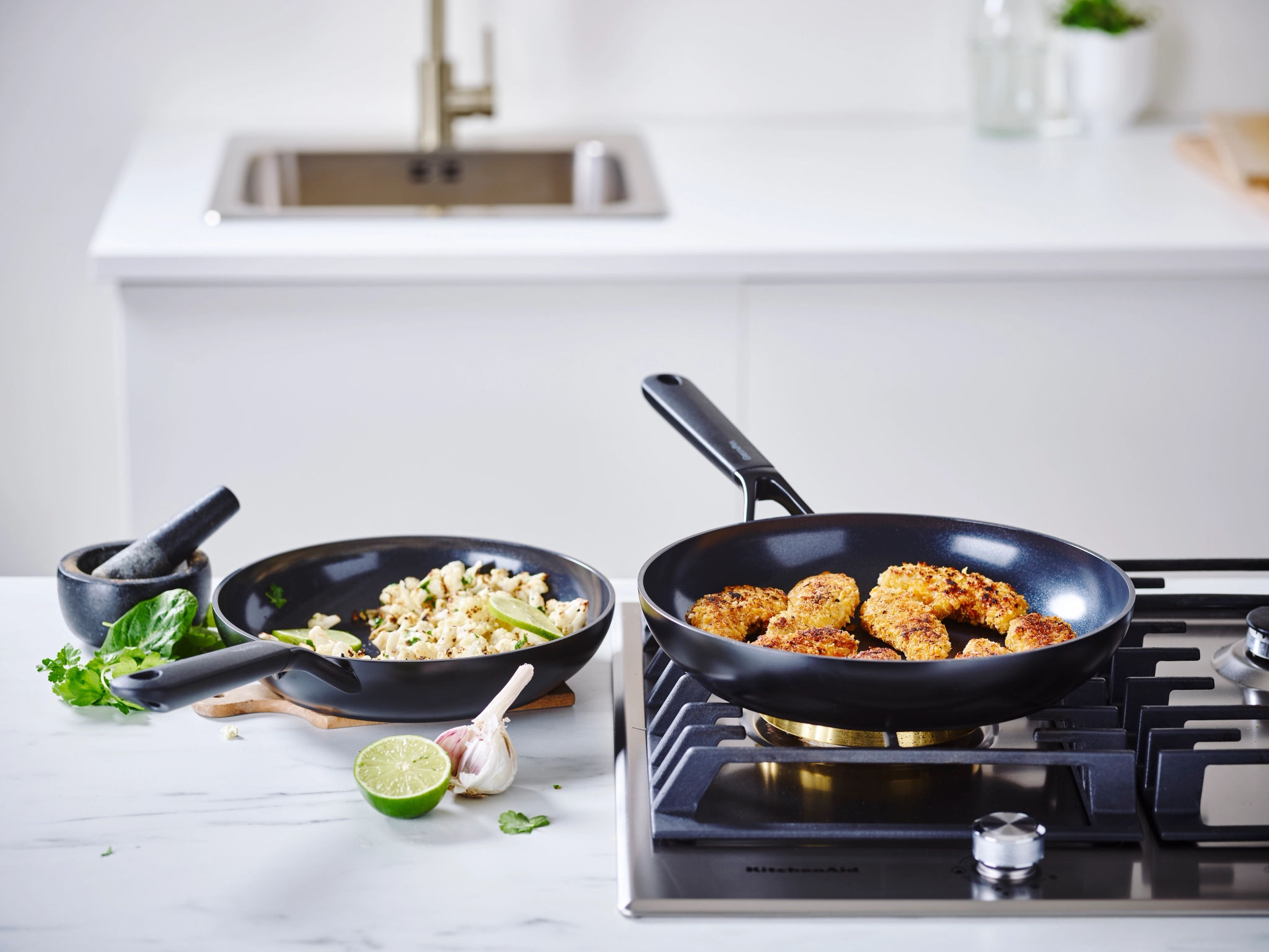 Stekpannor i ett ljust kök