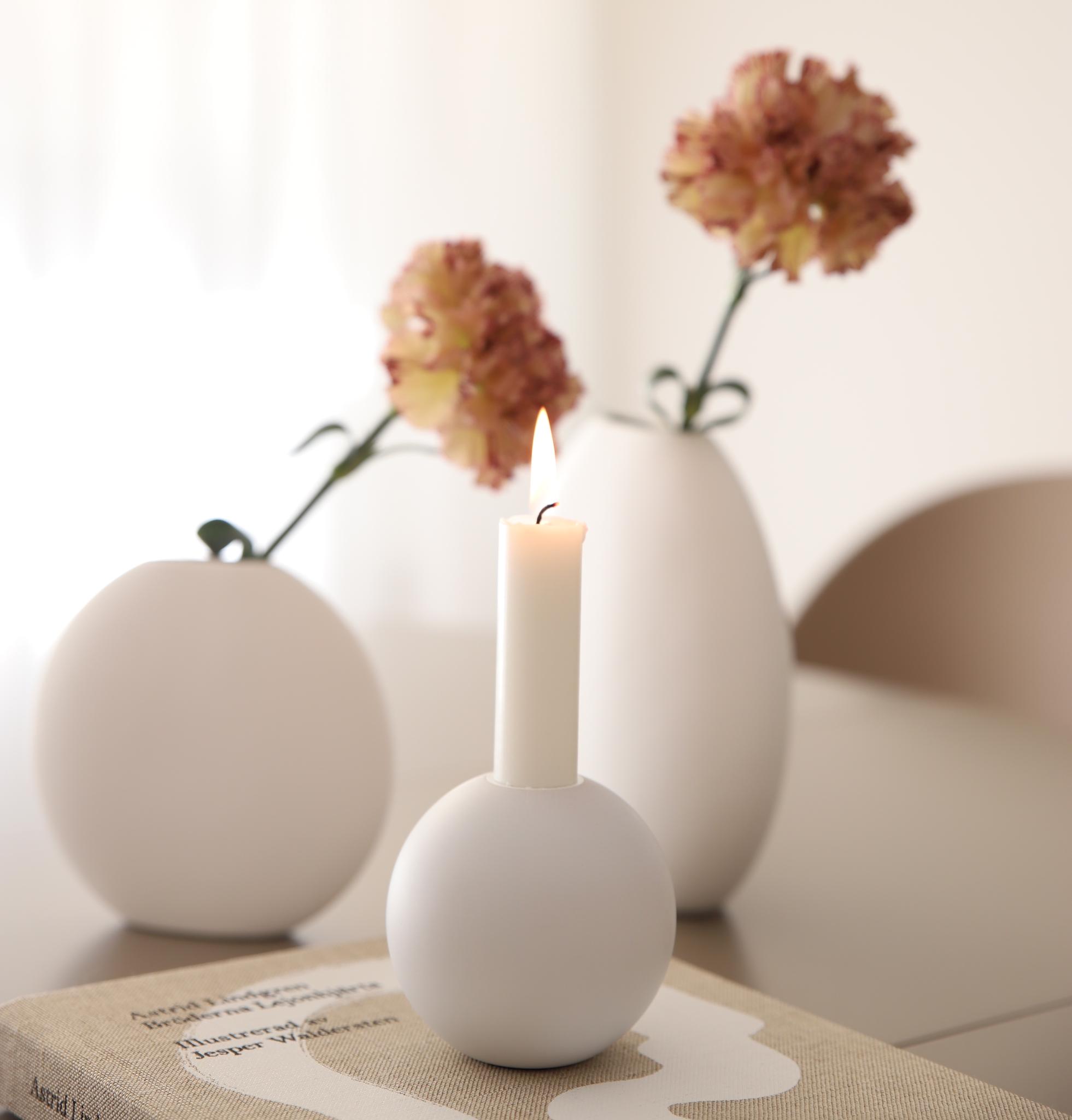 Cooee ball maljakot ja kynttilänjalka keittiönpöydällä