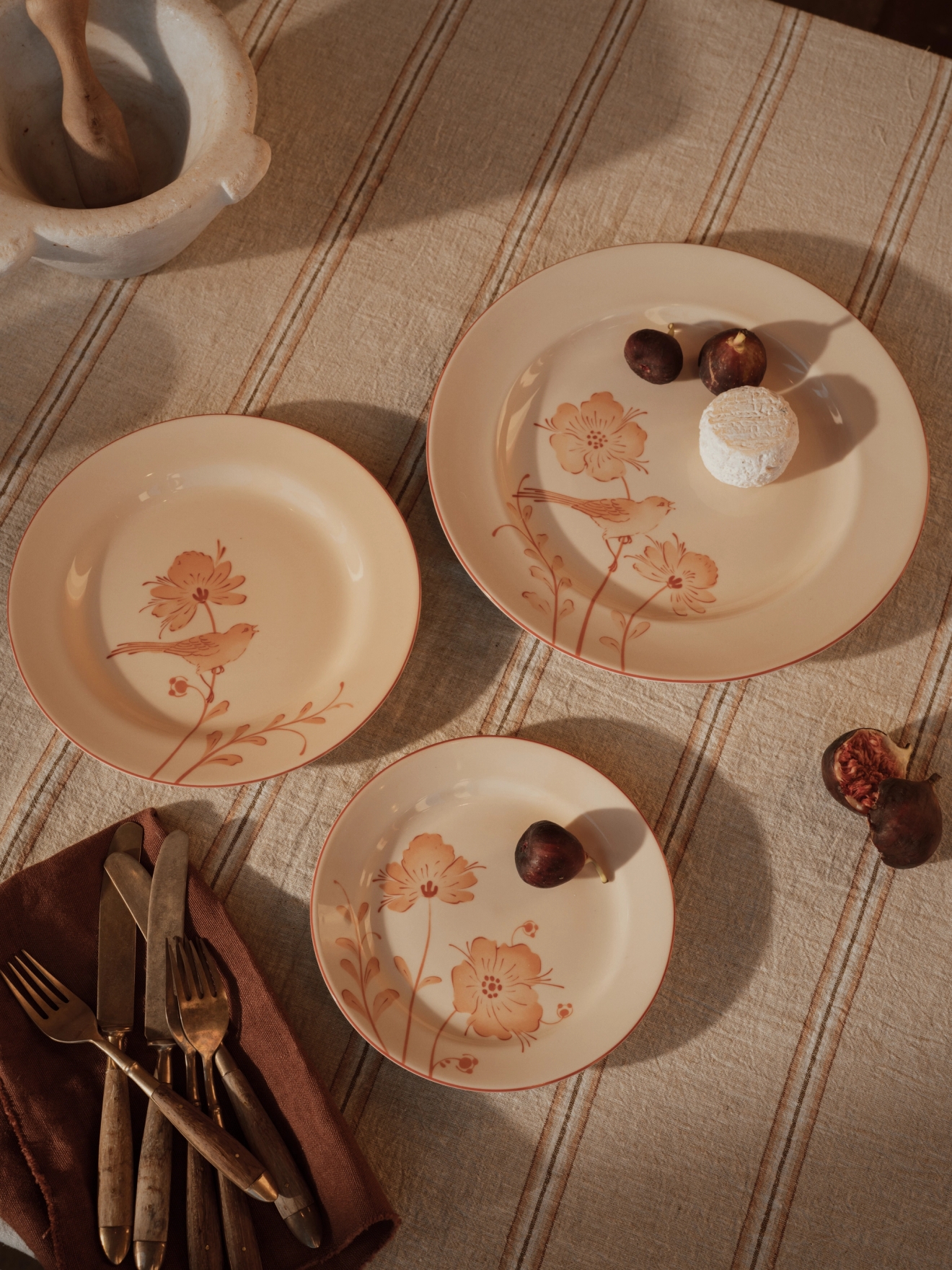 Fågel Jubilee tallrik och assiett på en duk 