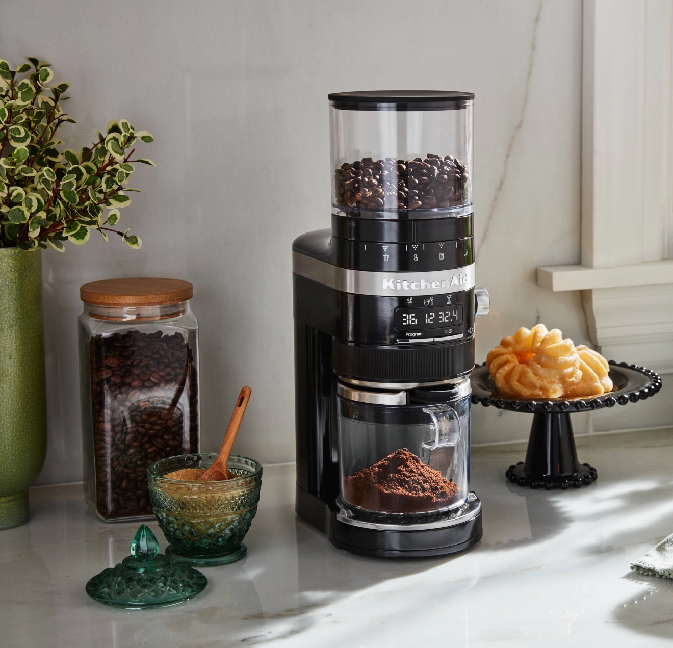 KitchenAid kaffekvern med kaffebønner i som maler kaffe på kjøkkenet