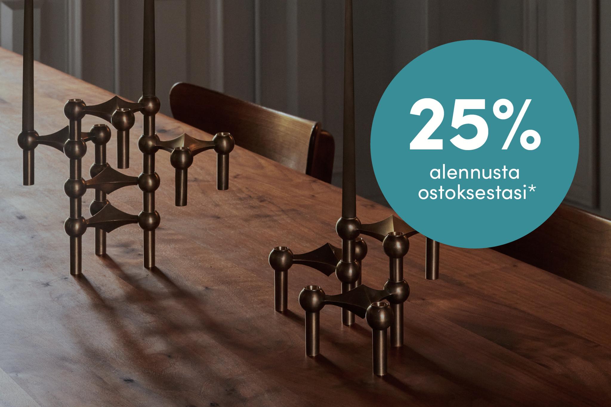 Kolme messinkistä modulaarista kynttilänjalkaa puisella pöydällä.
