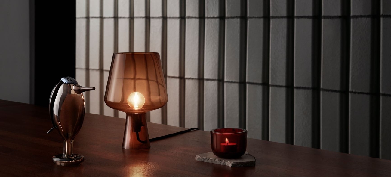 En kopparfärgad bordslampa från Iittala serien Leimu