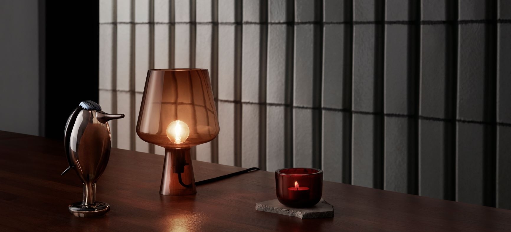 En kobberfarget bordlampe fra Iittala serien Leimu
