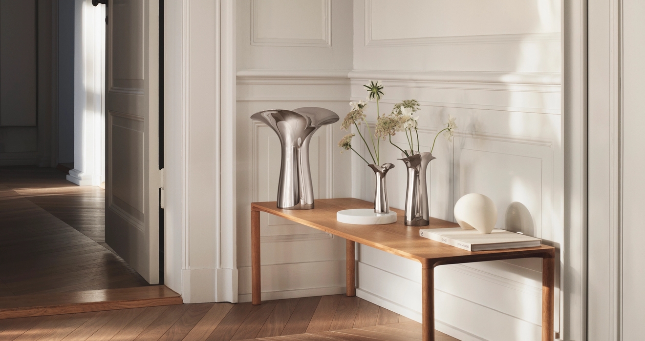 Fira tennbröllop med en present från Cervera blanka vaser på bänk