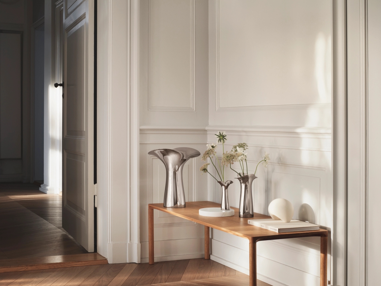 Fira tennbröllop med en present från Cervera blanka vaser på bänk