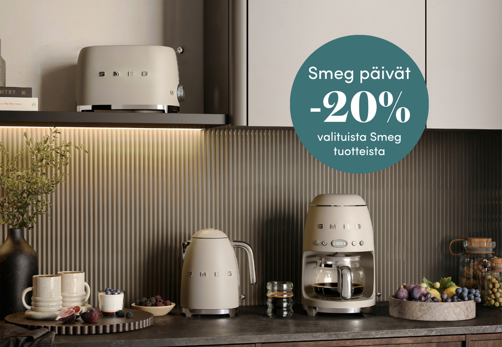 Keltaisessa valurautapadassa ja kulhoissa tarjoiltua kermaista keittoa leivän kera.