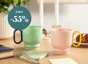 Värikkäät kahvimukit ja aamiaissämpylä puupöydällä, tarjouksena jopa -55 %.