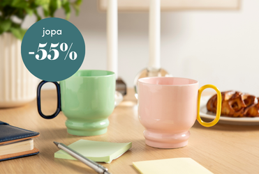 Värikkäät kahvimukit ja leivonnaiset puupöydällä, mainos jossa teksti ”jopa -55 %” alennuksesta.