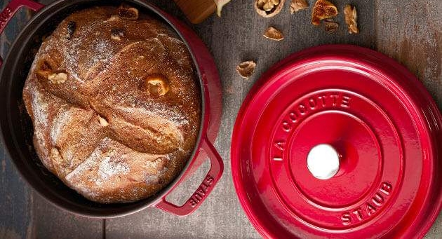 Tuore leipä punaisessa Staub-valurautapadassa juuston, saksanpähkinöiden, viikunoiden ja punaviinin kanssa