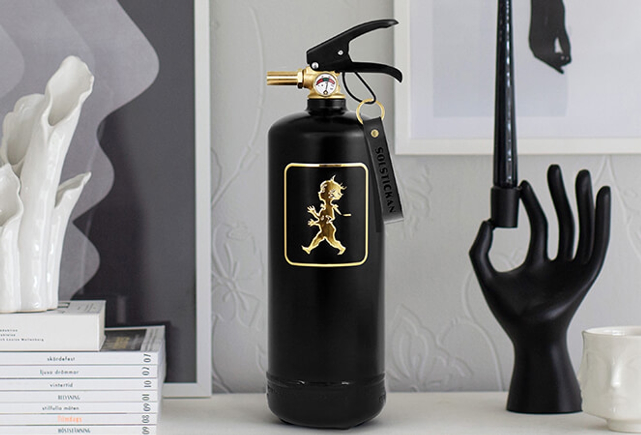 Tyylikäs musta Solstickan palosammutin kultaisella kuviolla