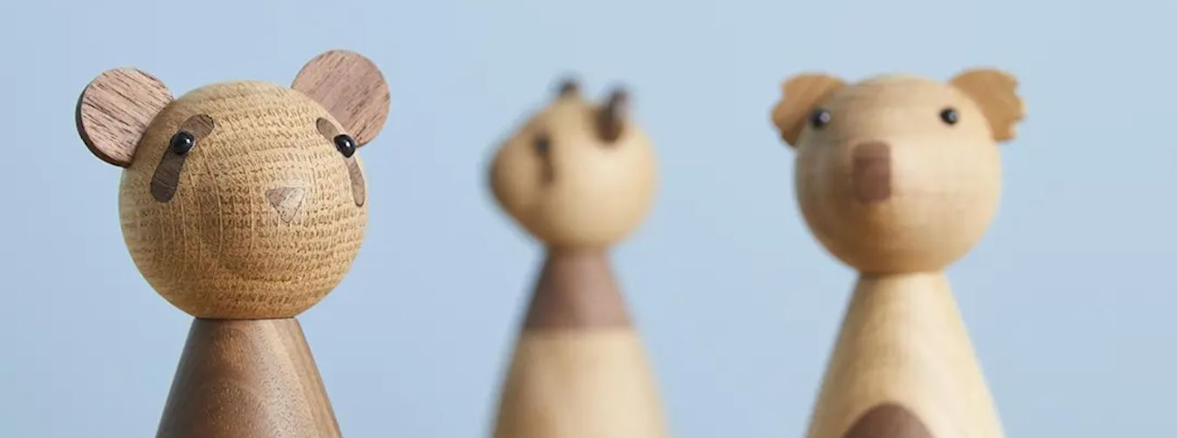 Andersen träfigurer föreställande en panda och koala med ljusblå bakgrund