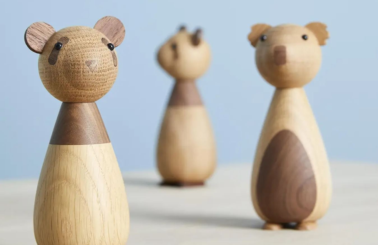 Andersen träfigurer föreställande en panda och koala med ljusblå bakgrund
