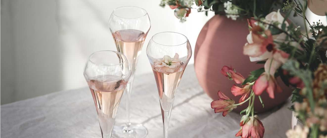 Proseccoglas fyllda med rosébubbel på bord