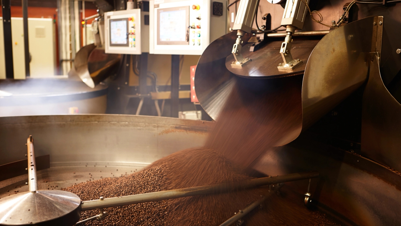 Bergstrands kafferosteri när dom tillverkar kaffepulvret från fabriken