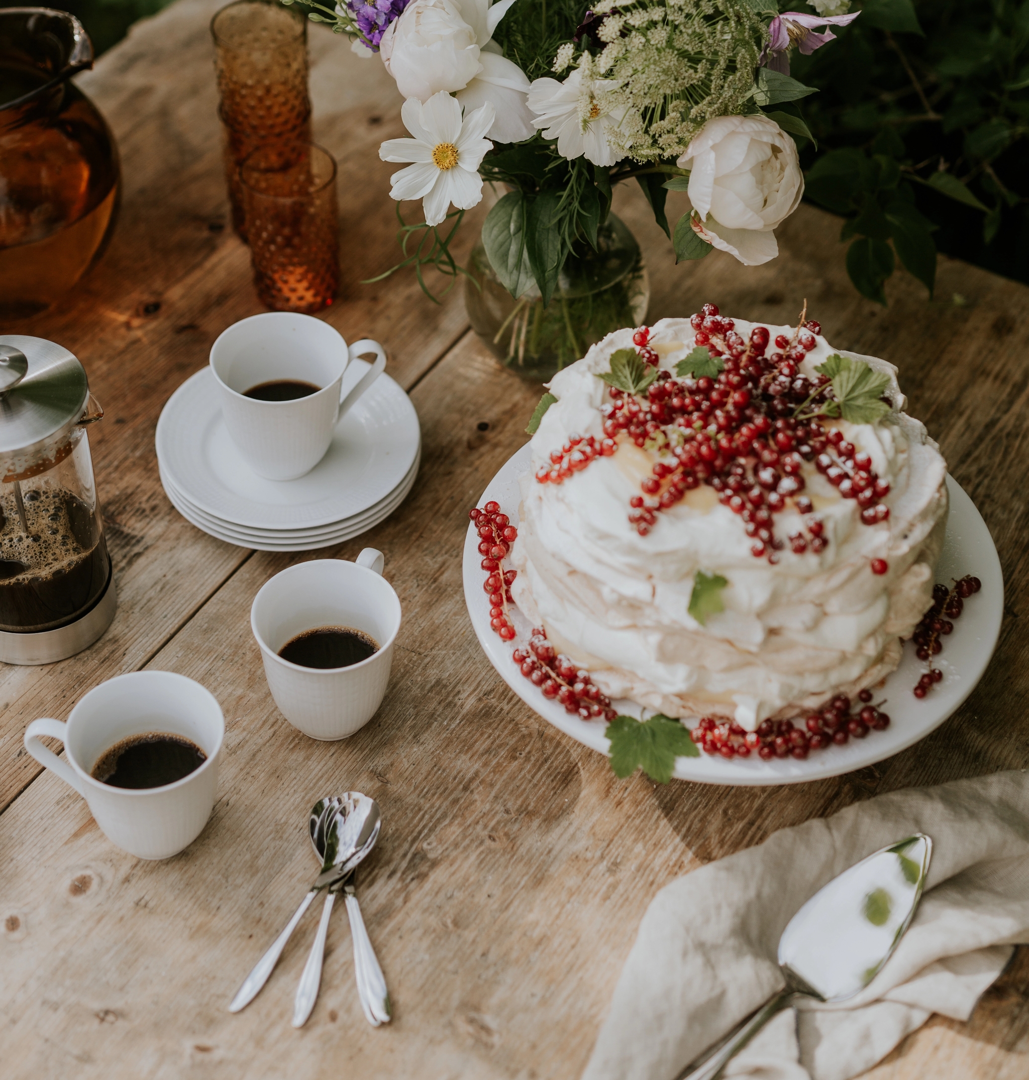 Sommarfika med kaffe och gräddtårta