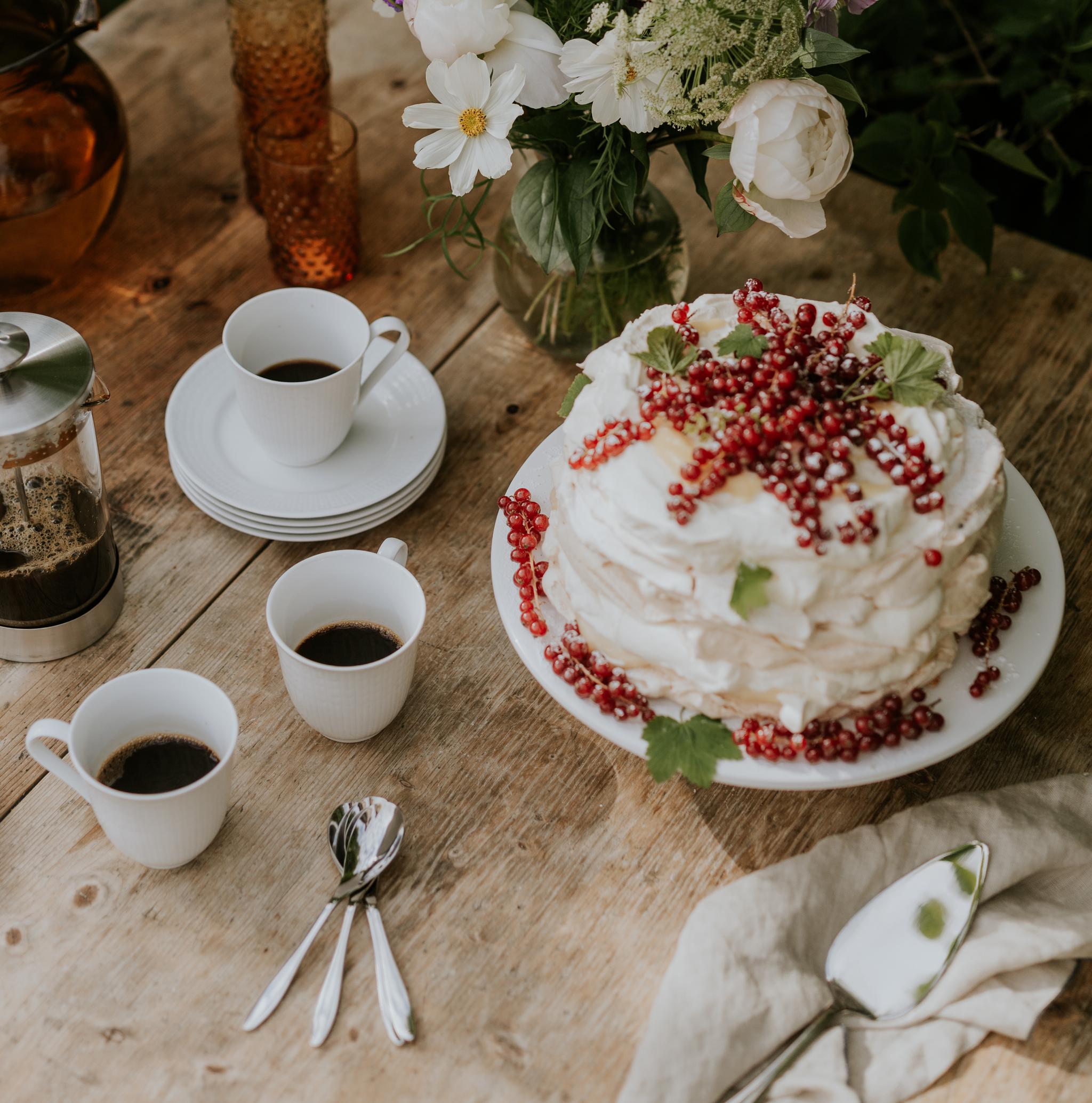 Sommarfika med kaffe och gräddtårta