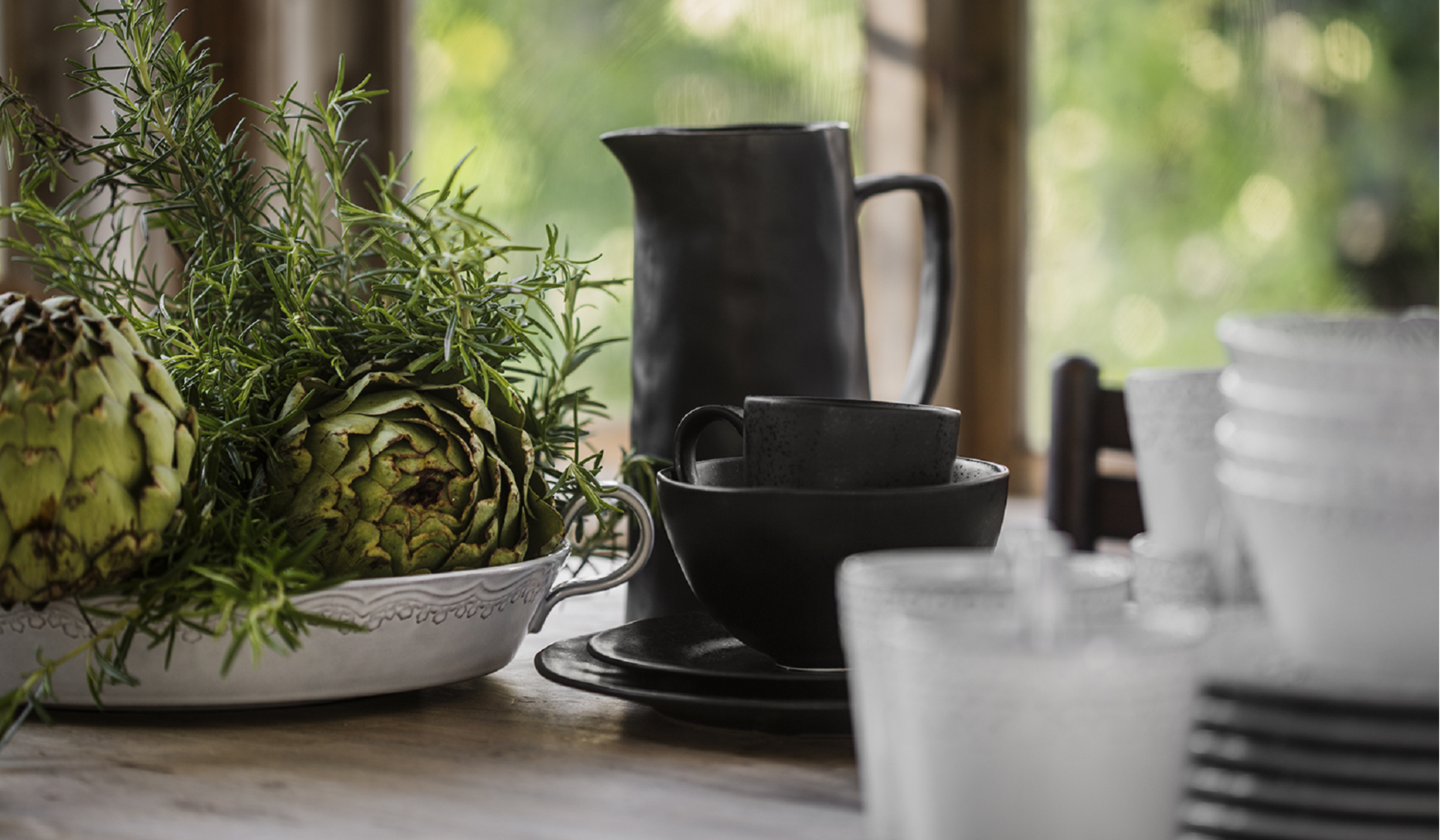 Table top stories mist tallrik svart mugg svart