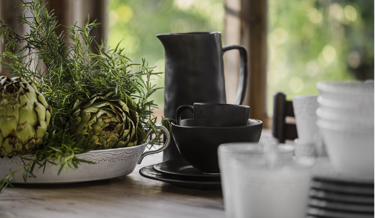 Table top stories mist tallrik svart mugg svart