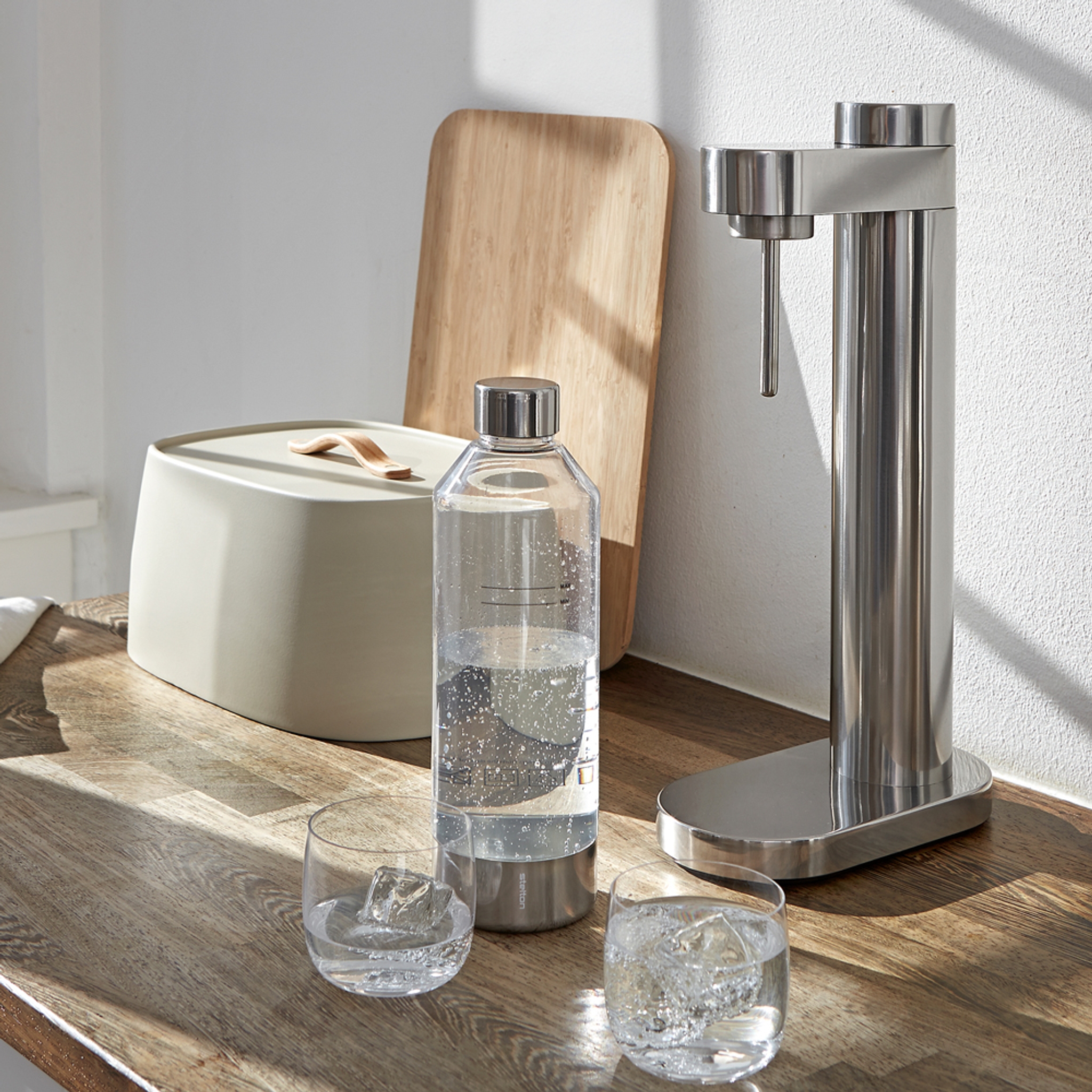 Stelton Brus kolsyremaskin i stål på en köksbänk mot en vit vägg