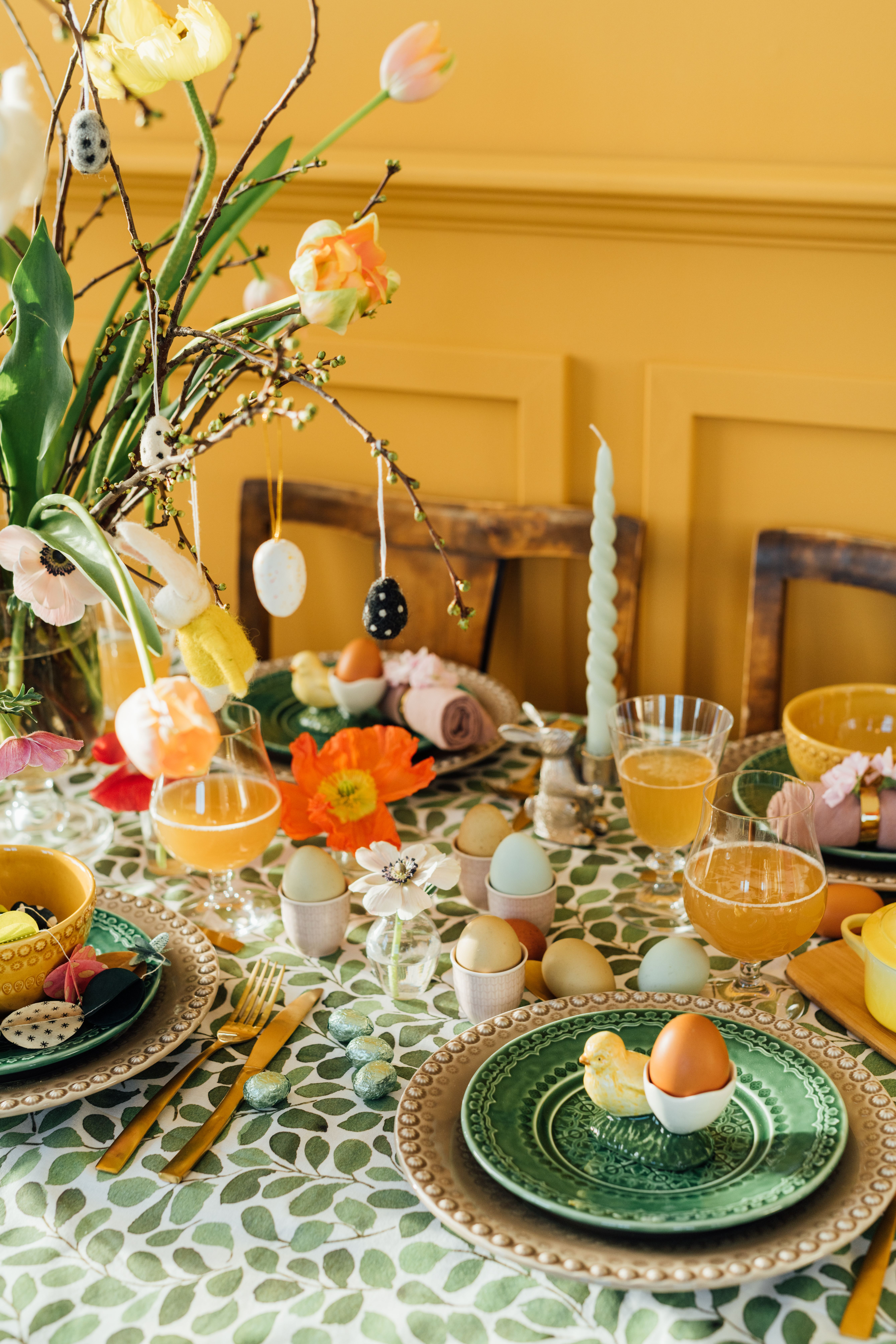 Färgstark påskdukning