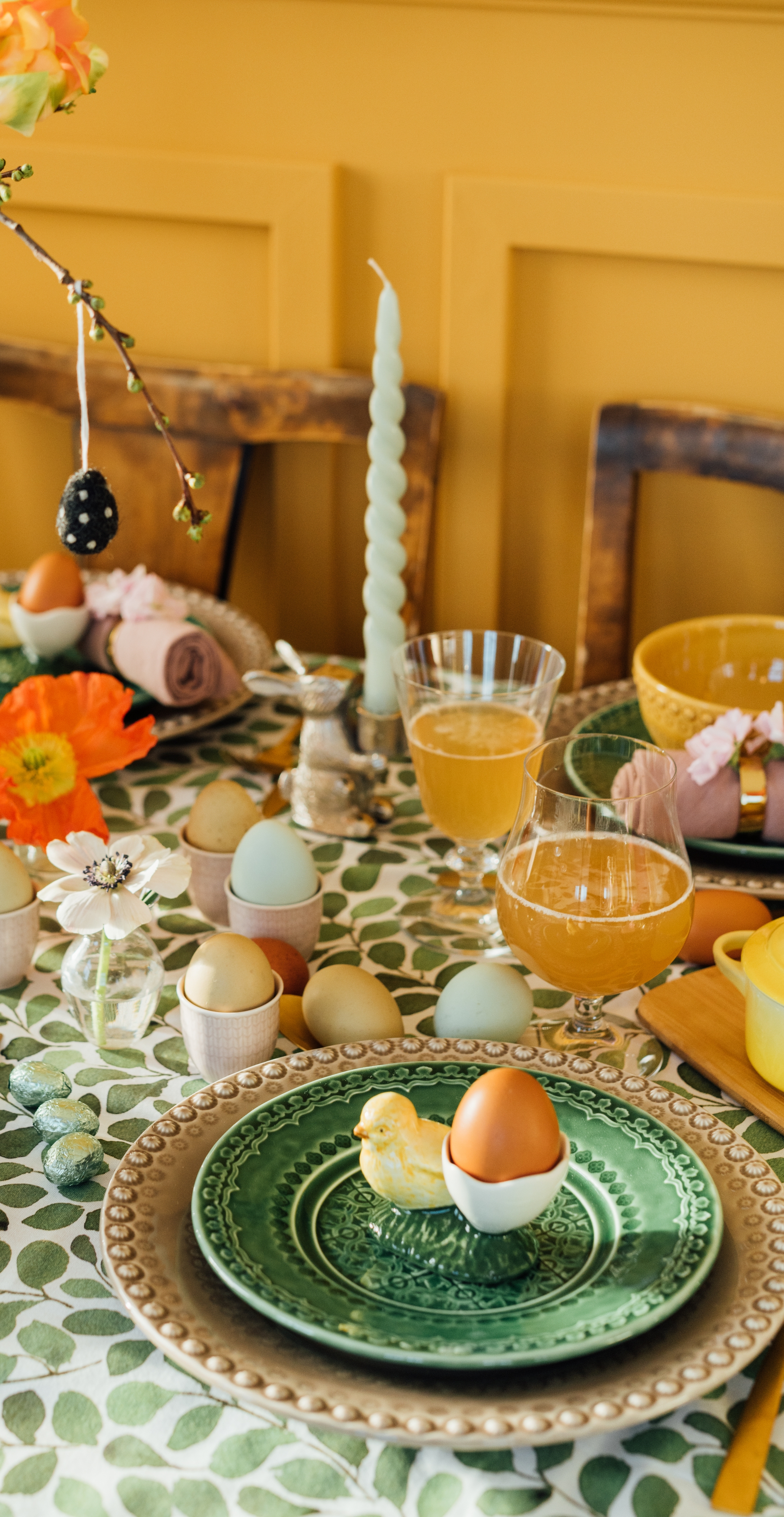 Färgstark påskdukning