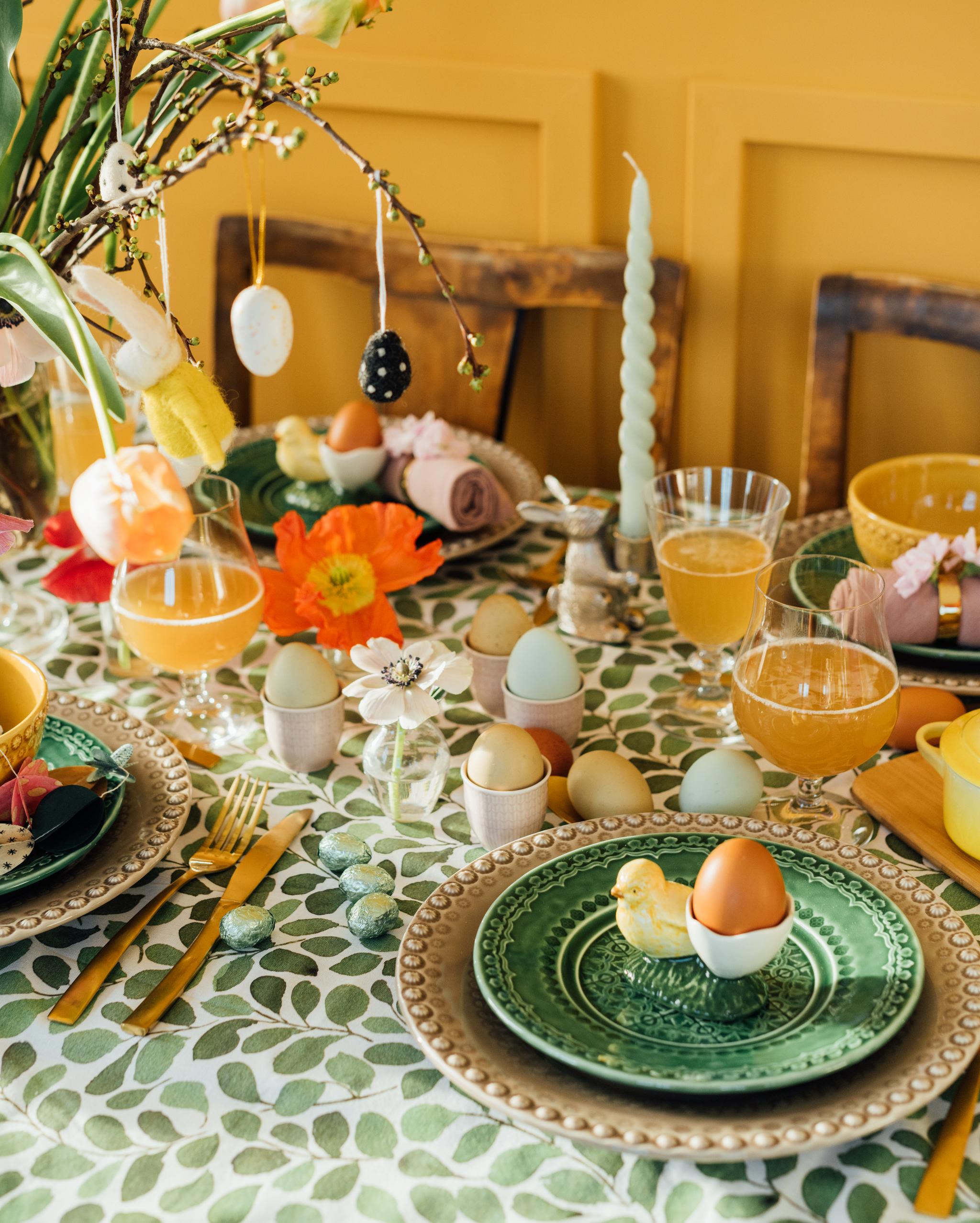 Färgstark påskdukning