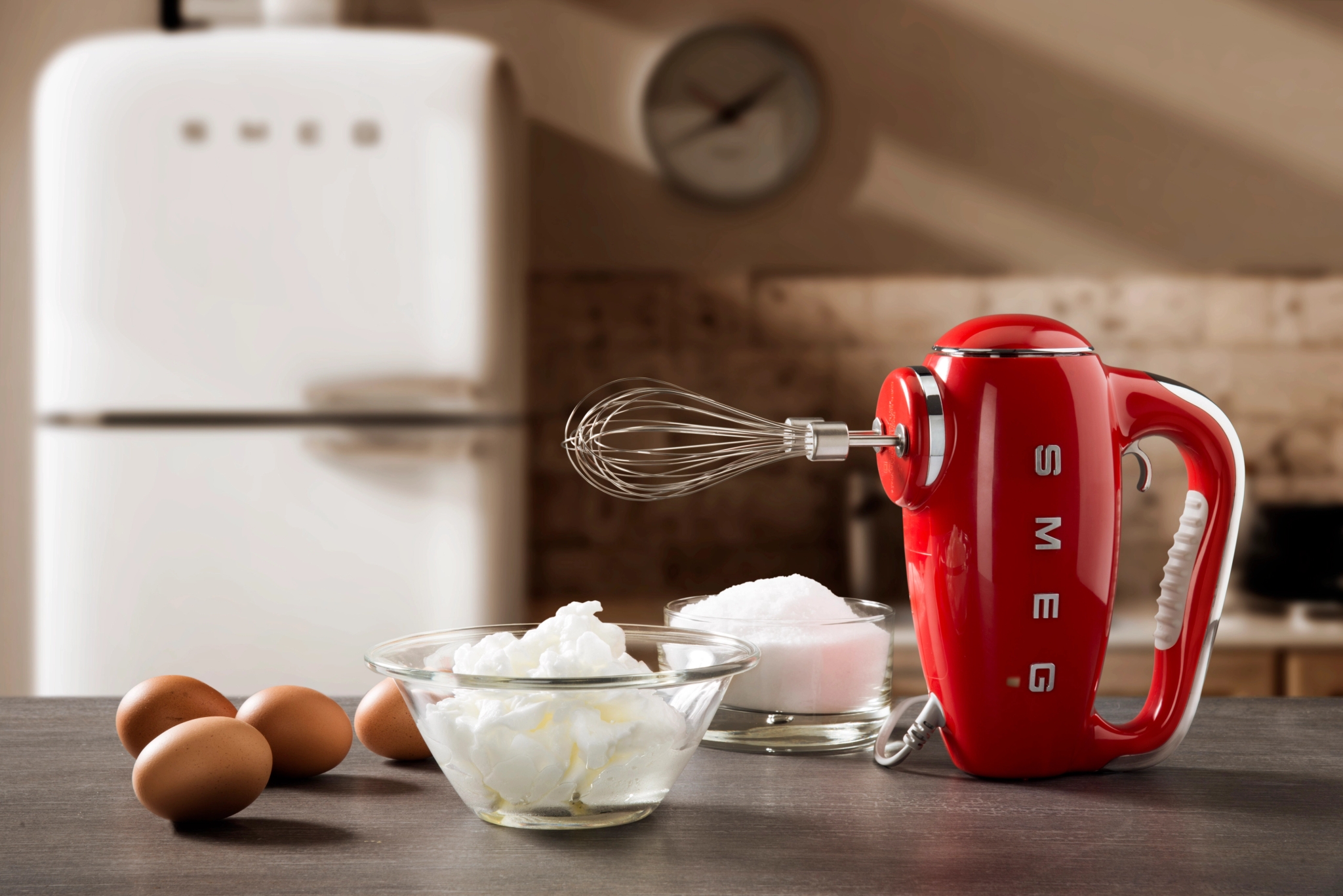 Smeg röd elvisp på köksbänk