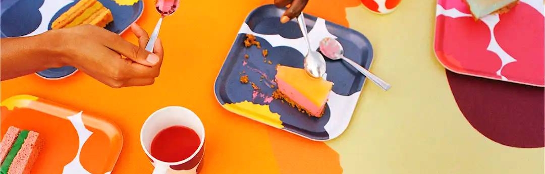 oranssi sininen ja pinkki marimekko tarjotin oranssilla marimekko pöytäliinalla