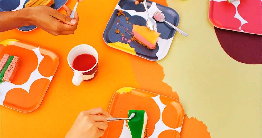 oranssi sininen ja pinkki marimekko tarjotin oranssilla marimekko pöytäliinalla