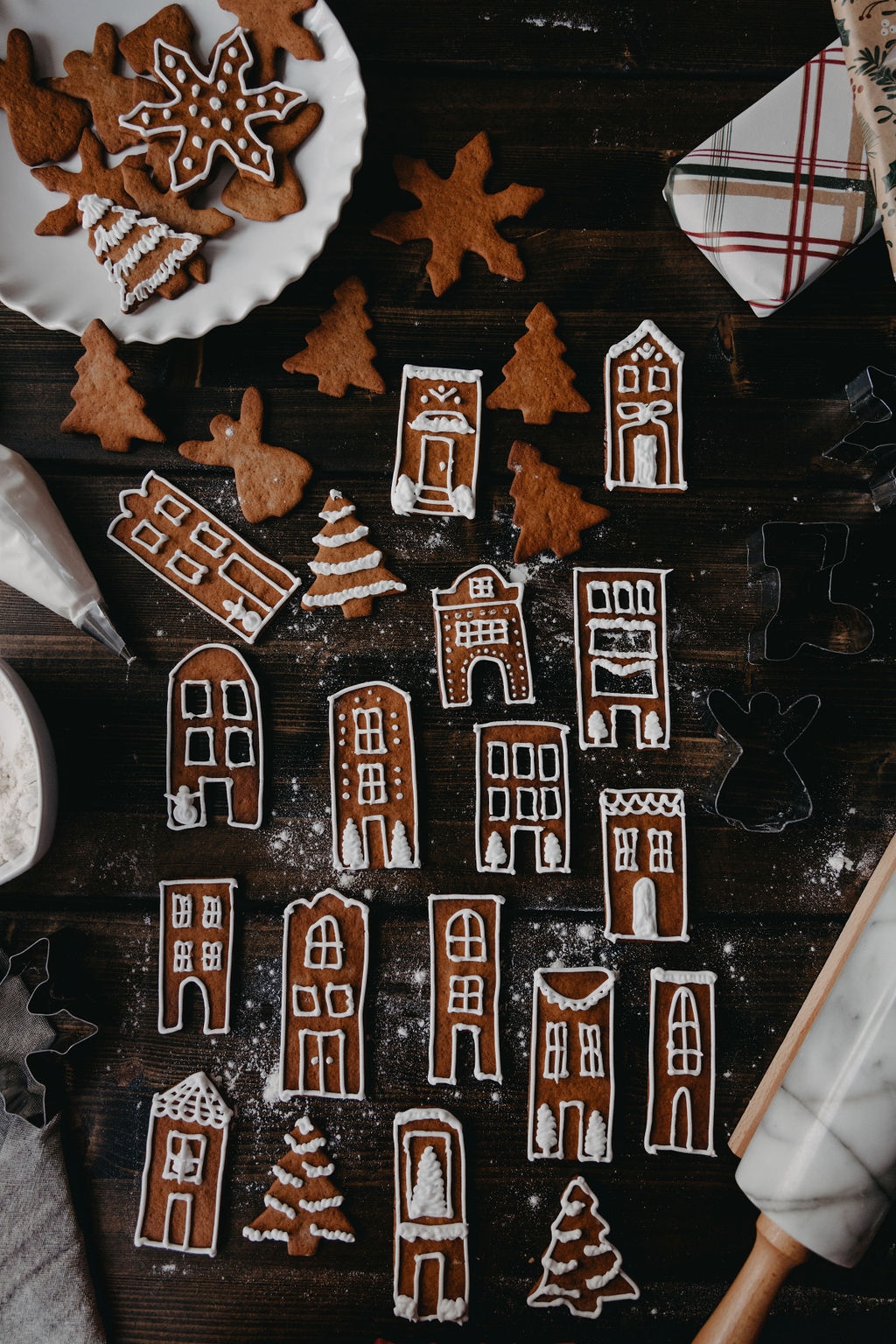 Gräddade pepparkakor med kristyr på en plåt