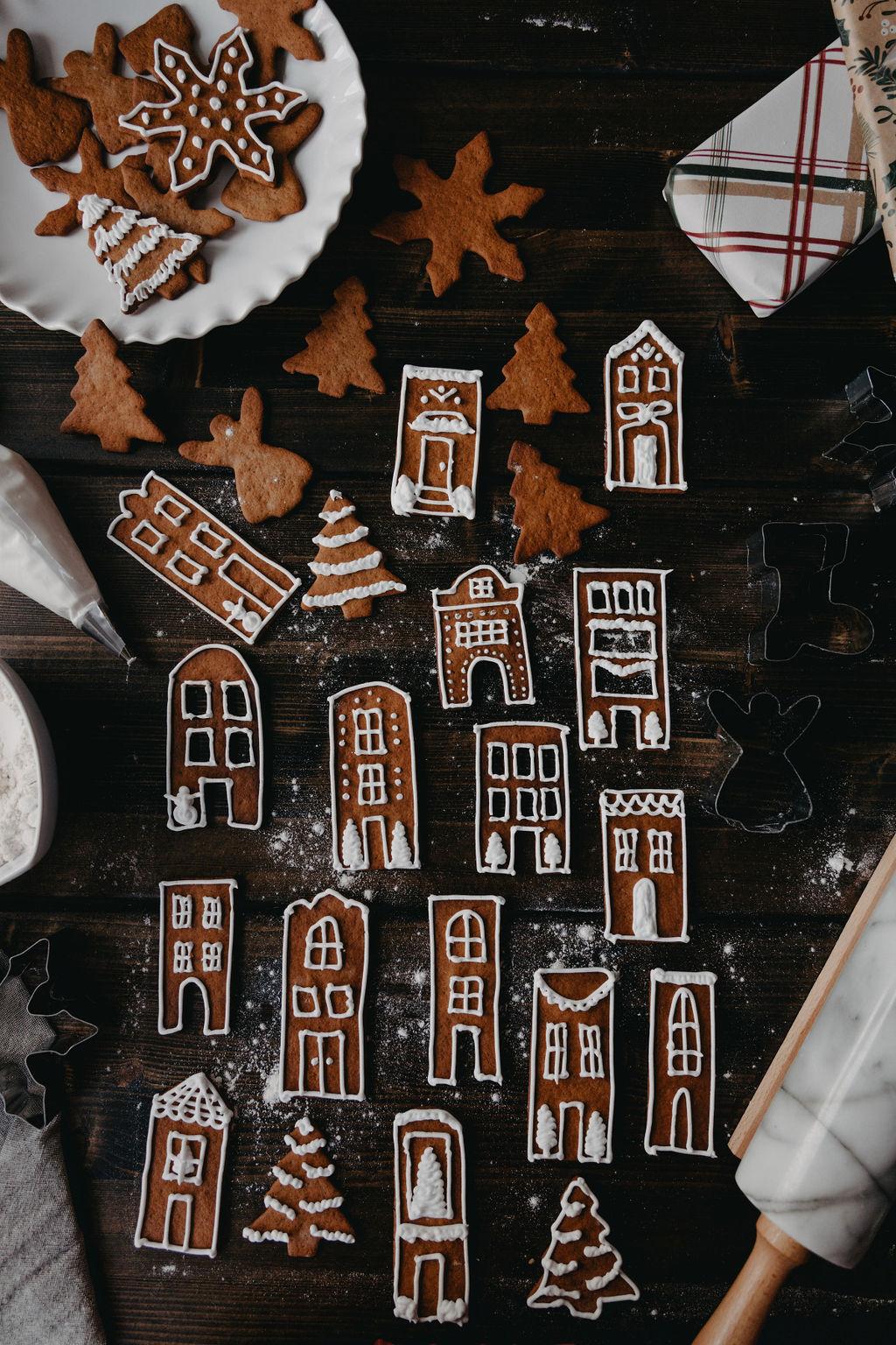 Gräddade pepparkakor med kristyr på en plåt