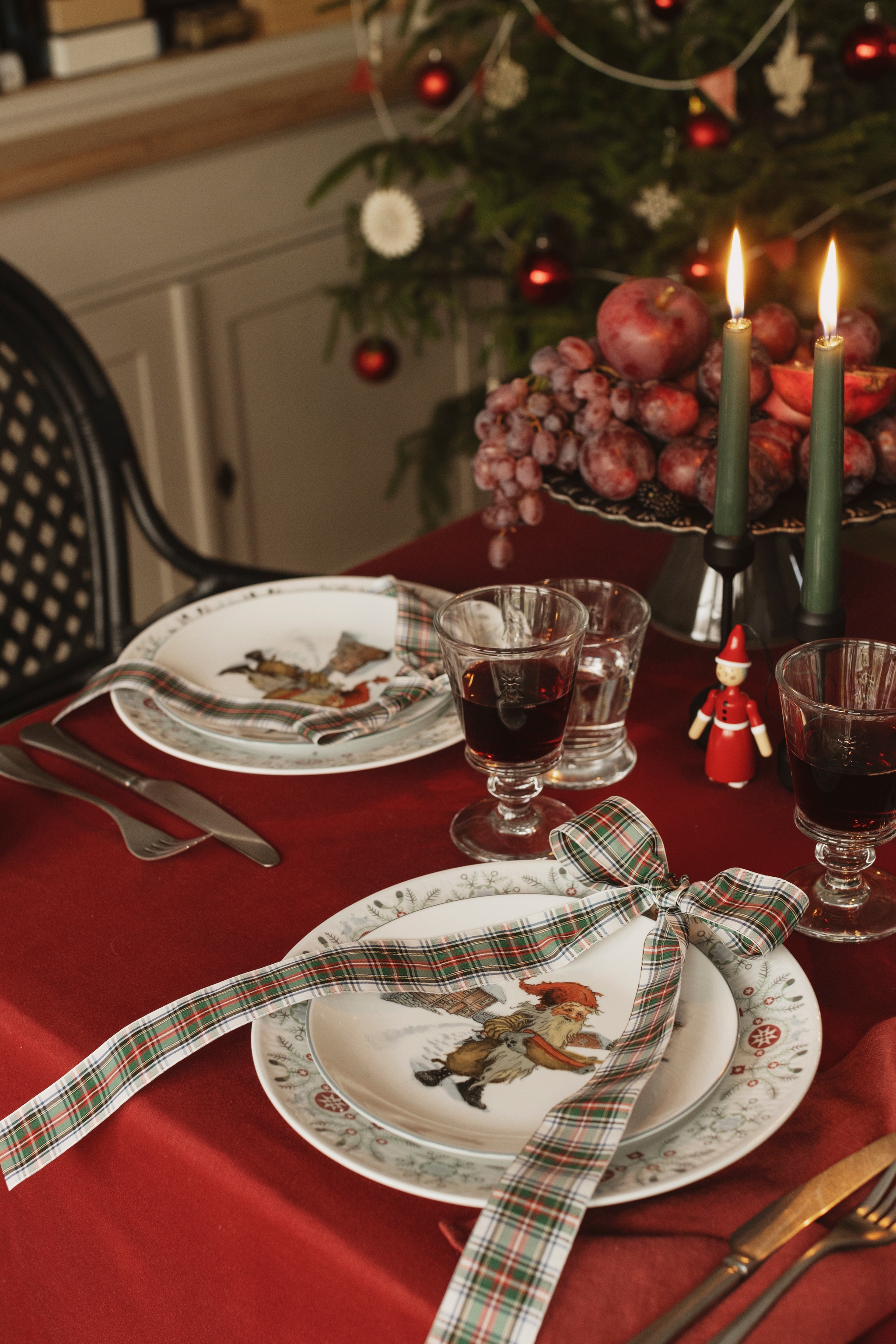 Midthun julservis på röd julduk med rosett