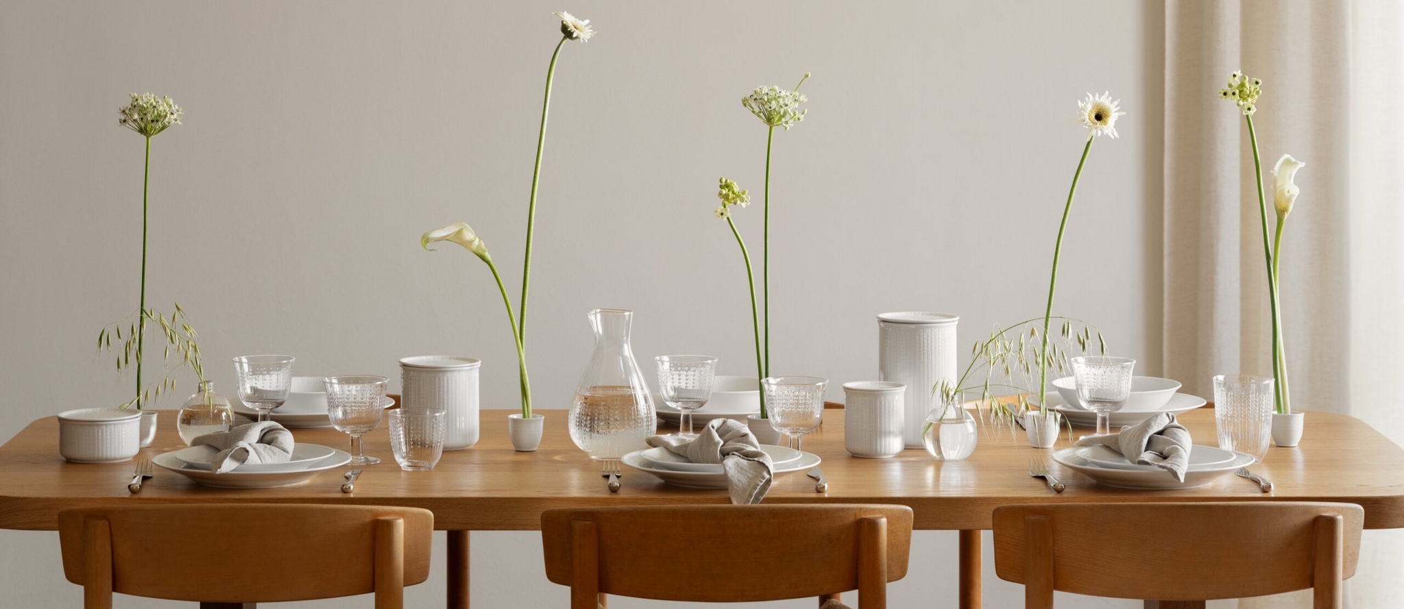 Dukning med vitt porslin och glas från Rörstrand Swedish Grace