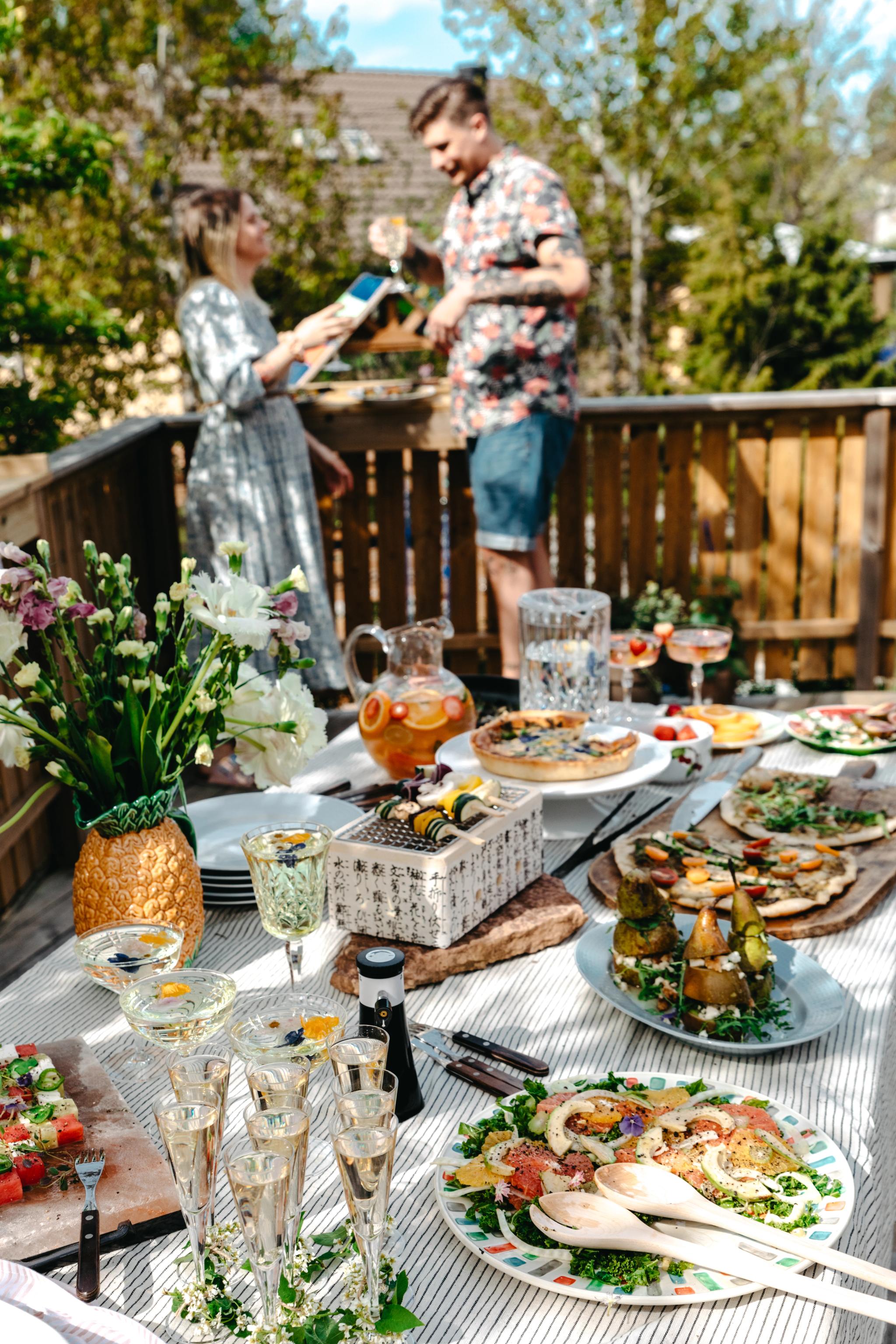Kesäillallinen terassilla, jossa on pöydälle katettu buffet