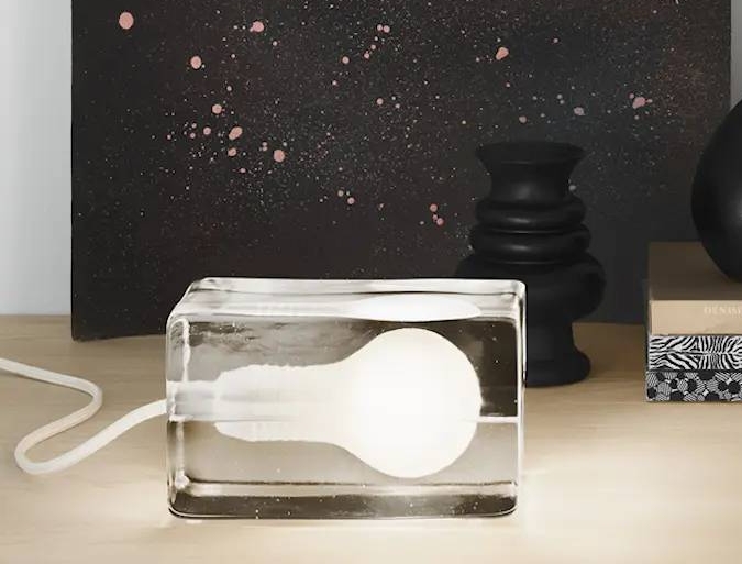 blockvalaisin design house stockholm :ilta puisella pöydällä