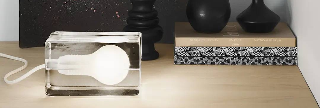 blockvalaisin design house stockholm :ilta puisella pöydällä