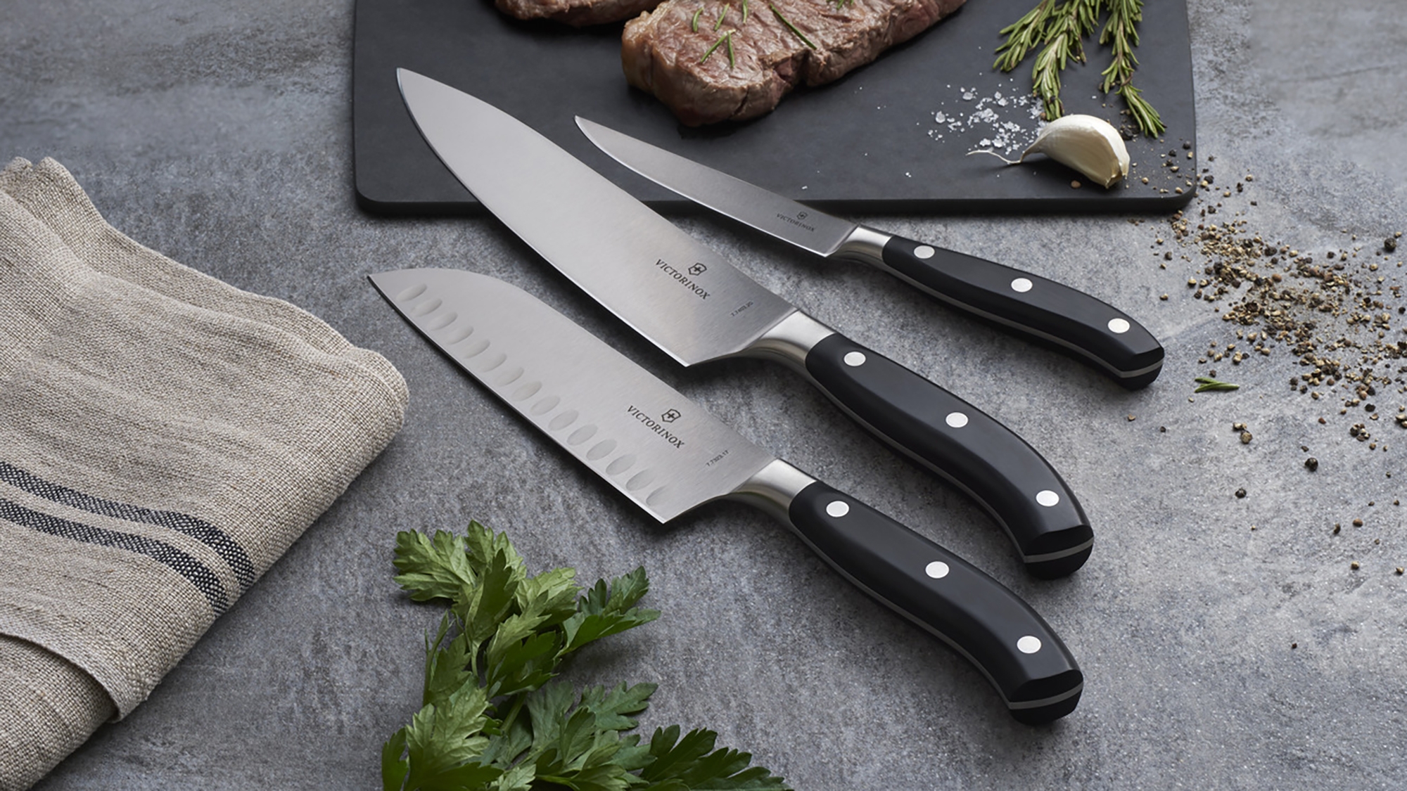 Victorinox keittiöveitset - vihannesveitsi kuorimaveitsi ja kokkiveitsi ruoanlaitossa