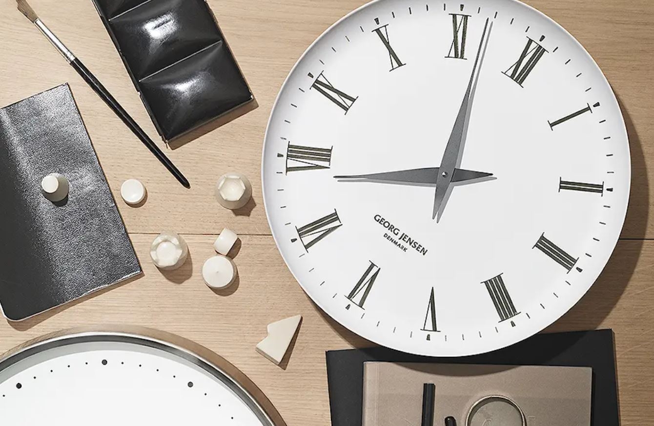 Georg Jensen väggklocka på skrivbord