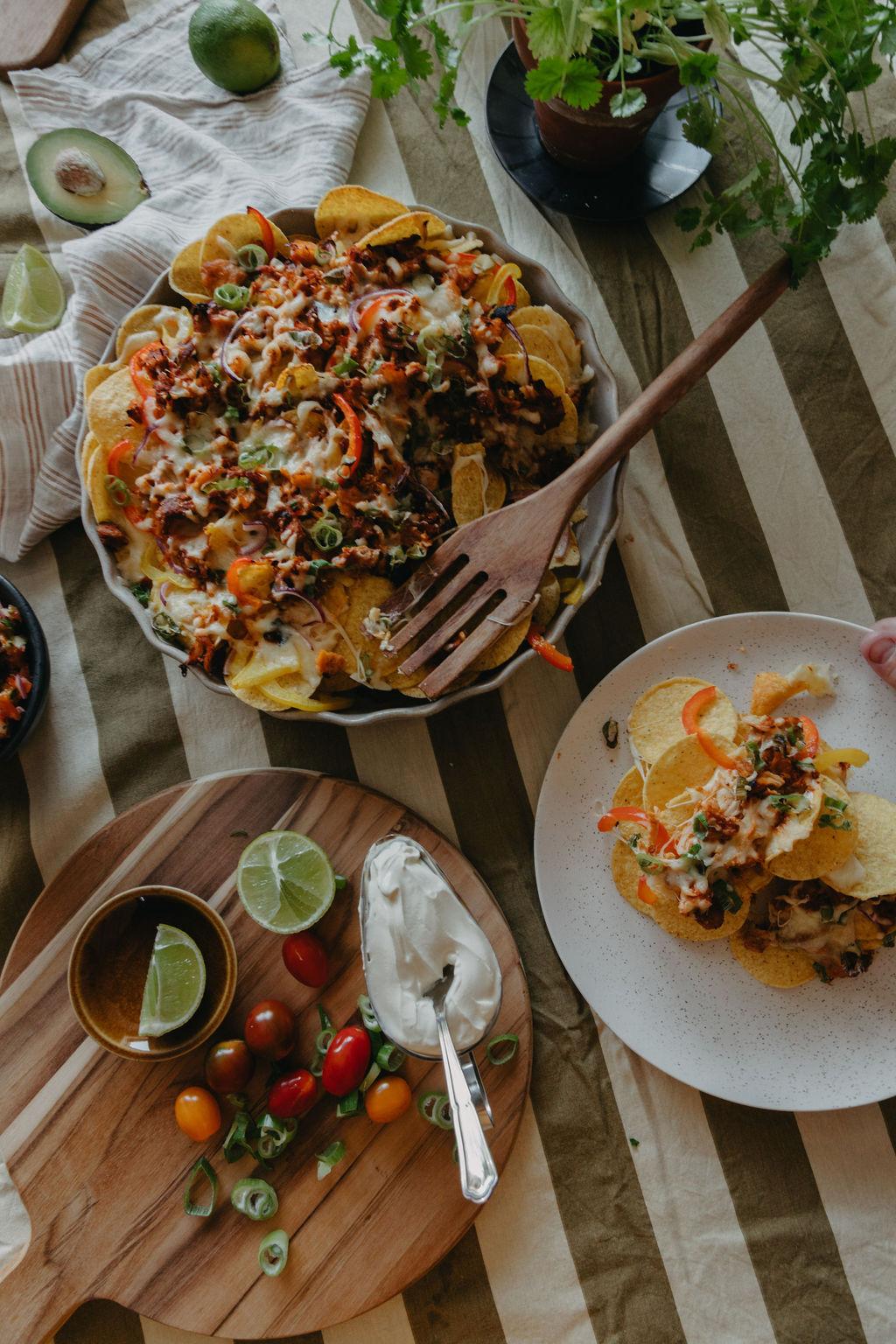 Chicken nachos - Herkullinen nachosalaatti katetulla pöydällä