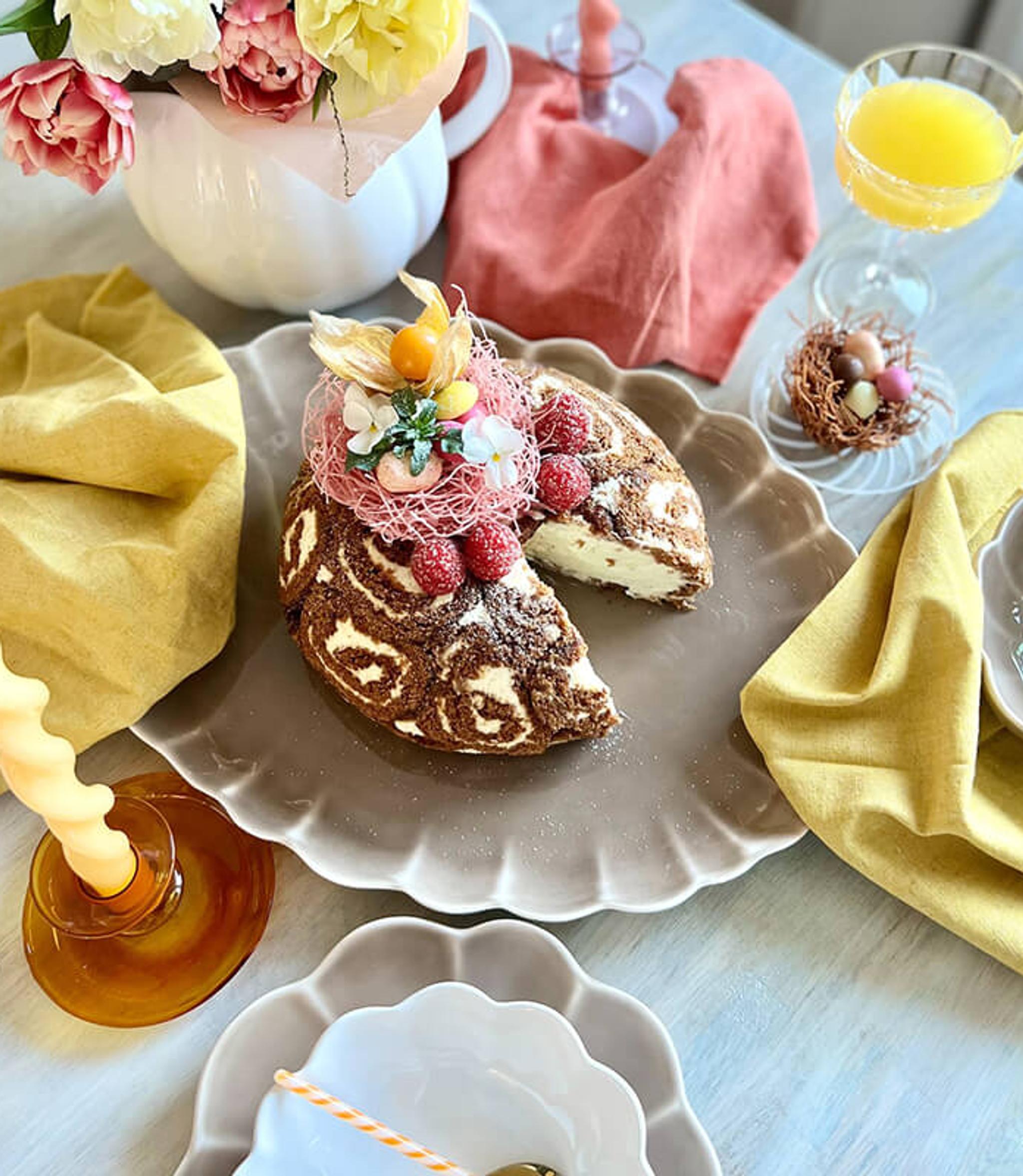 Charlotte Royal - morotspåsktårta fylld med citroncheesecake