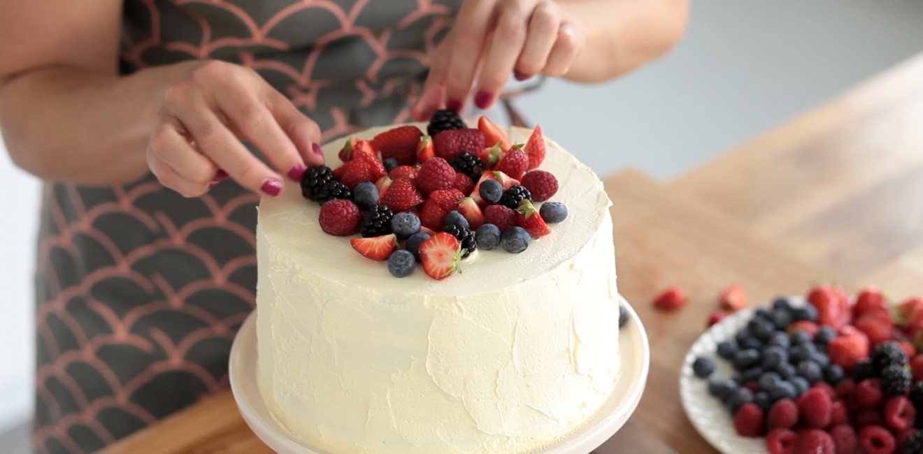 Kakelys, hvit kake med bær