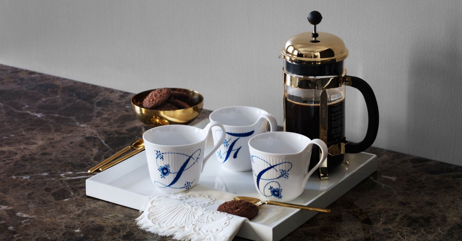 Blue Fluted Pl Alphabet muggar och kaffe på bricka