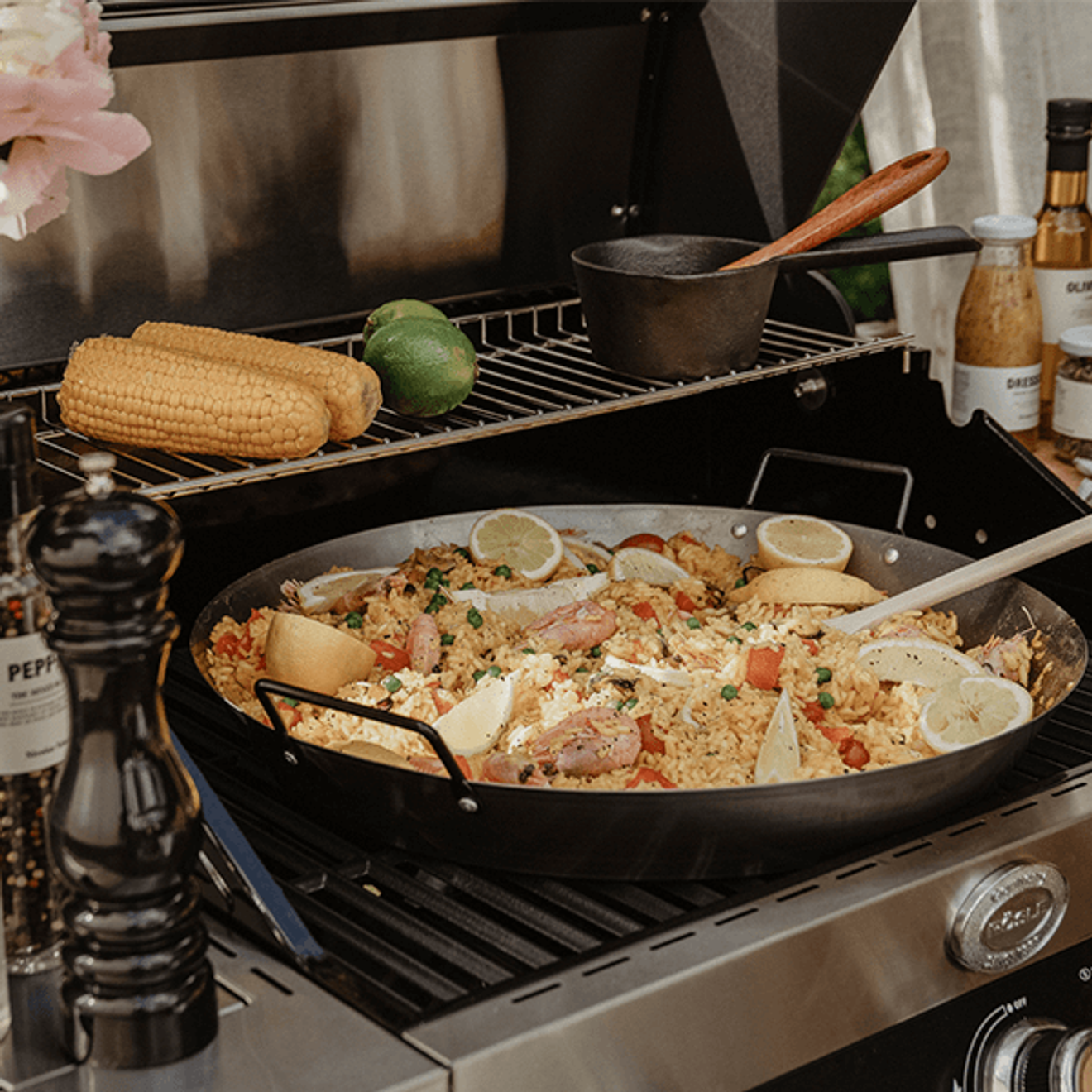 Paellapanne på grillen med skalldyrpaella