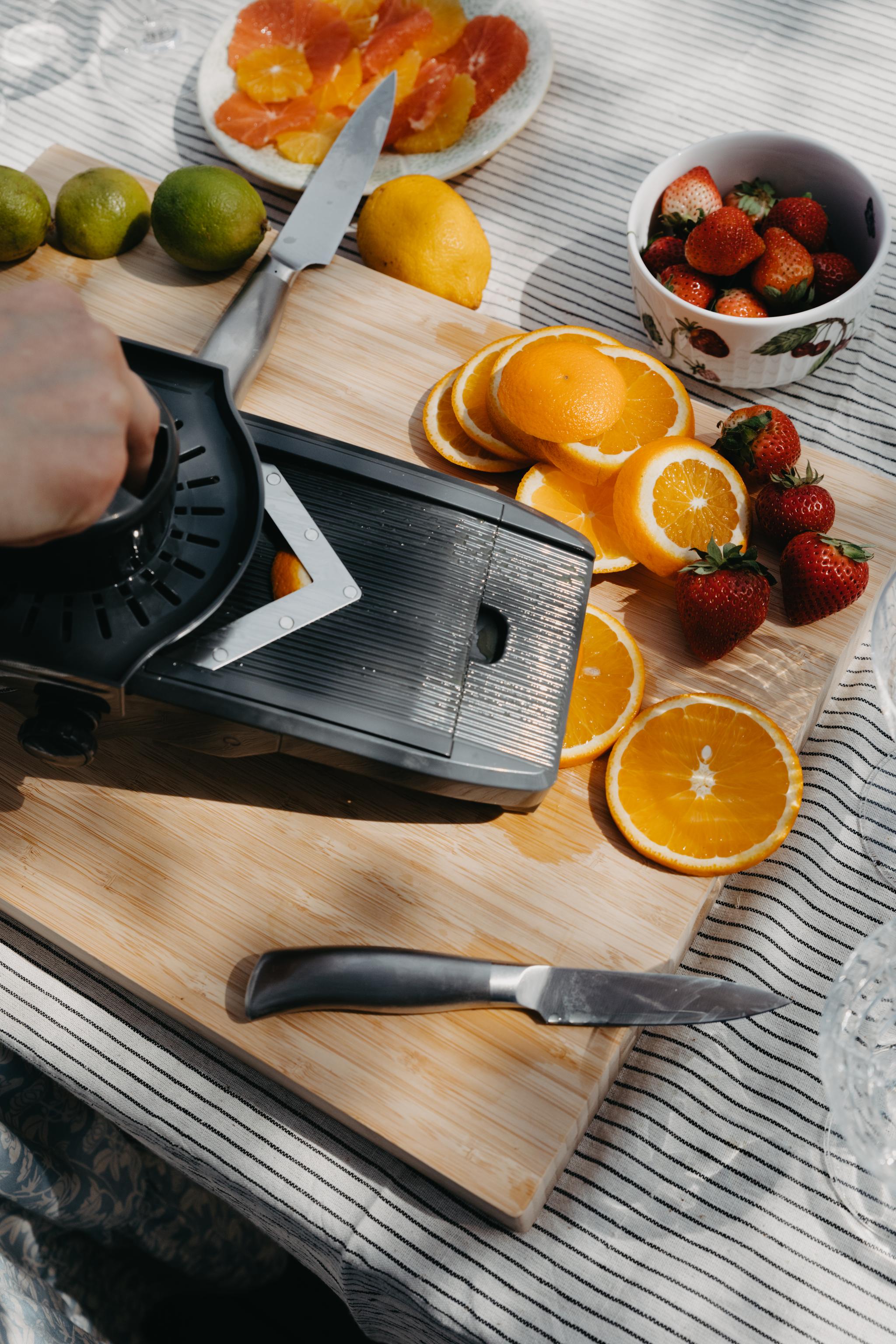 mandoliini tuoreet hedelmät ja marjat apelsiinin viipalointi kuorimaveitsi vihannesveitsi