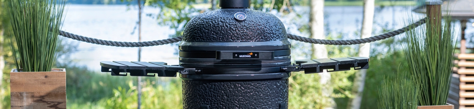 Mustang grill på träaltan med färska kryddor bredvid